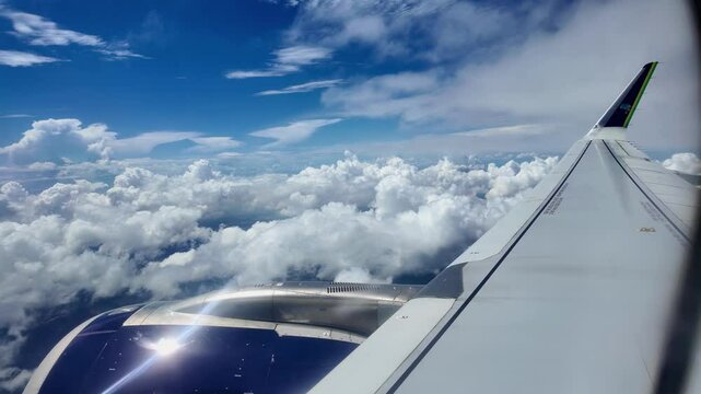 Vista da asa de avi&atilde;o comercial com grande concentra&ccedil;&atilde;o de nuvens e c&eacute;u azul. Am&eacute;rica do Sul.