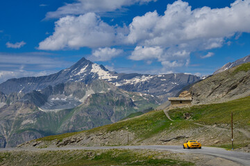 Voiture Lotus dans les alpes 
