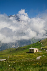 Eglise des alpes dans les nuages
