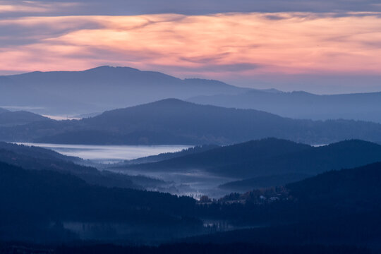 Blick vom Lusen in der Morgend&auml;mmerung mit Morgennebel im Tal