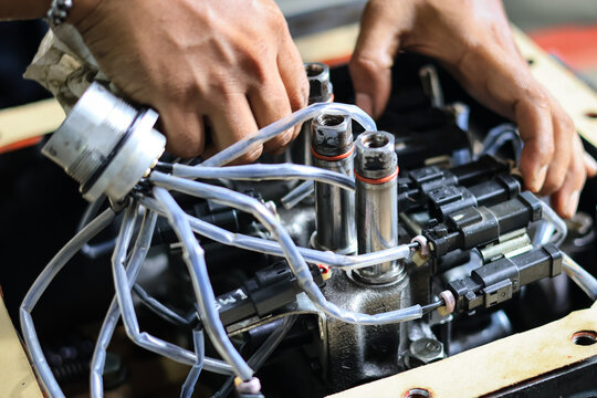Installing Control Valve Automatic Transmission in workshop services, assembly automatic transmission at Transindo Balikpapan