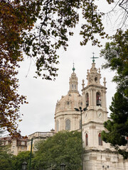 Obraz premium Baroque-style church with a large dome and bell tower in Lisbon, Portugal.