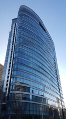 Naklejka premium A modern office building with curved glass windows 