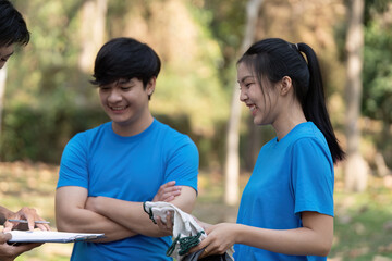 Obraz premium Sustainable volunteering. Young adults engaging in community service to promote environmental sustainability.