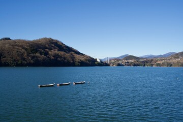 Obraz premium Scenery of Lake Sagami and boats in winter