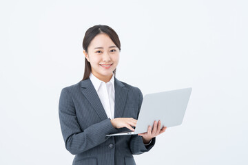 パソコンを持つ若いビジネスウーマン