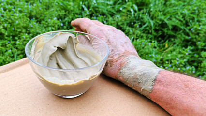 Bol d'argile verte avec cataplasme au poignet