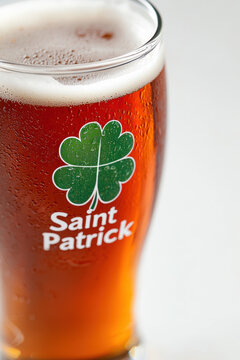 Gros plan sur verre de bi&egrave;re avec logo tr&egrave;fle &agrave; quatre feuilles