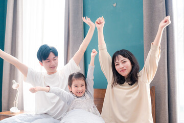 ベッドで元気に目覚める家族