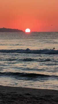 Lever de soleil &eacute;poustouflant dans la baie de Varna, Bulgarie.