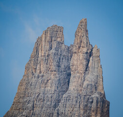 Formación rocosa alpina bajo cielo azul claro
