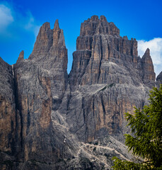 Impresionantes montañas Dolomitas bajo cielo azul y nubes