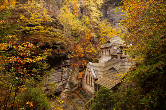 Herbst im Herzen der B&ouml;hmischen Schweiz. Das alte Gaswerk in Hřensko, Tschechien. 