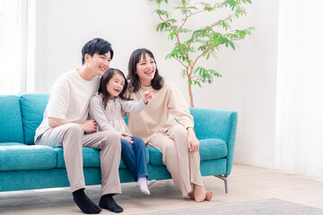 Obraz premium リビングでみんなでテレビを見るファミリー
