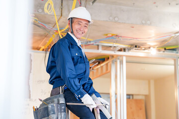 住宅の工事をする大工の男性