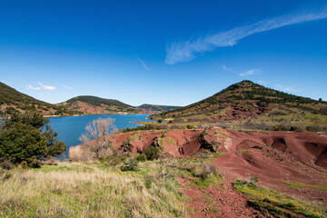 Lac du Salagou - Occitanie (Hérault) -  Terres rouges