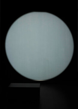 Fondo negro iluminado con circulo azul