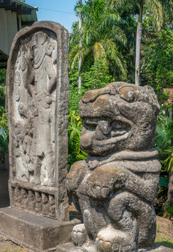 Rock statue of a jaguar and a funerary stele from the Olmec civilzation found in a countryside archaeological site near el Ba&uacute;l, Guatemala