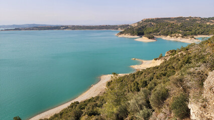 Obraz premium Seyhan Dam Lake, located north of Adana city, offers a relaxing weekend trip with its unique turquoise appearance