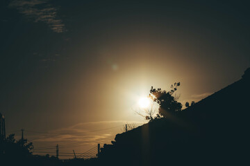町と朝日
