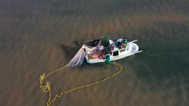 Footage of amateur fishermen fishing with their boats.