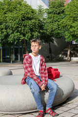 Obraz premium Teenager enjoying downtime on the city street, outdoors