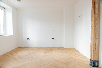 Projet en cours, rénovation d'un appartement. Vue de la chambre où les câbles électriques sont sortis du mûr.