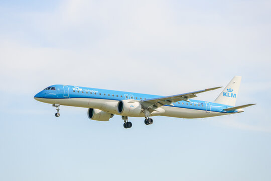 Klm cityhopper embraer e195 e2 landing at lisbon airport