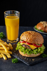 ランチや軽食にぴったり、ハンバーガーセット