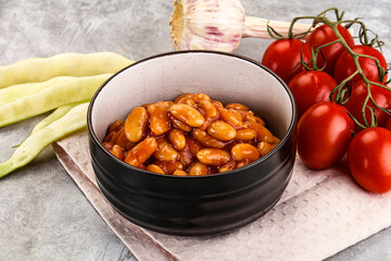 White baked bean in tomato sauce