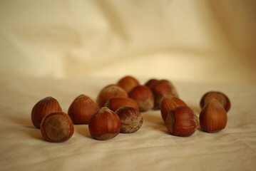 Noisettes bio sur la nappe