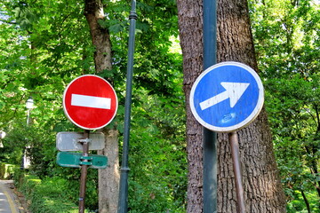 Sens interdit et sens unique. Panneaux dans une allée de parc.