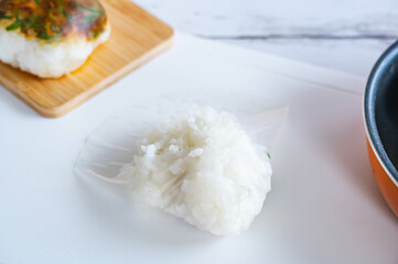 おにぎりのライスペーパー巻き作り