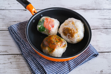 フライパンで焼くおにぎりのライスペーパー巻き