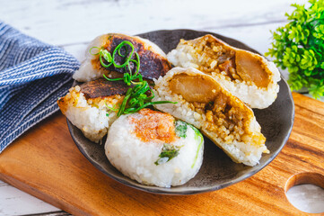 焼きおにぎりのライスペーパー巻き