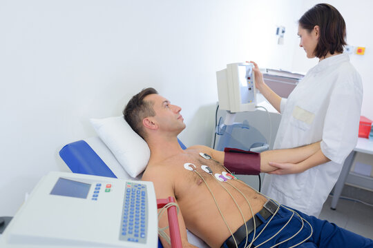 monitoring the patients hear rate