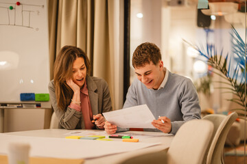 Obraz premium male and female colleagues work together prepare for business meeting