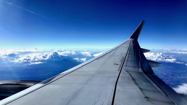 Avi&atilde;o comercial em meio a muitas nuvens e c&eacute;u azul em ponto de vista do passageiro sentado na janela na &aacute;rea da asa. Regi&atilde;o da cidade de Vit&oacute;ria em Espirito Santo, Brasil. 