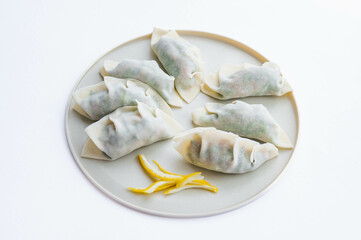 具材を包んだ春菊ぎょうざ　