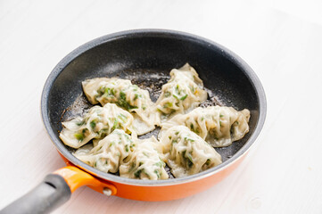 フライパンで焼く餃子