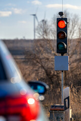 Moderne akkubetriebene Baustellenampel während einer Rotphase