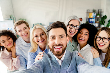 Obraz premium Diverse group of business professionals smiling together in an office meeting, multi-age