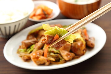 ホルモン炒め定食　背景ぼけ