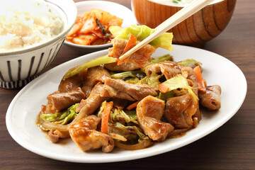 ホルモン炒め定食を箸で食べる