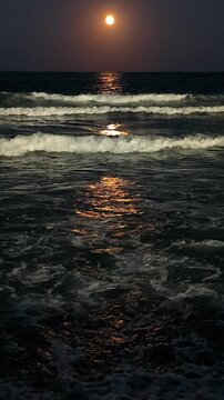 Pleine lune sur la Mer Noire lors d'une nuit chaude d'ao&ucirc;t.
