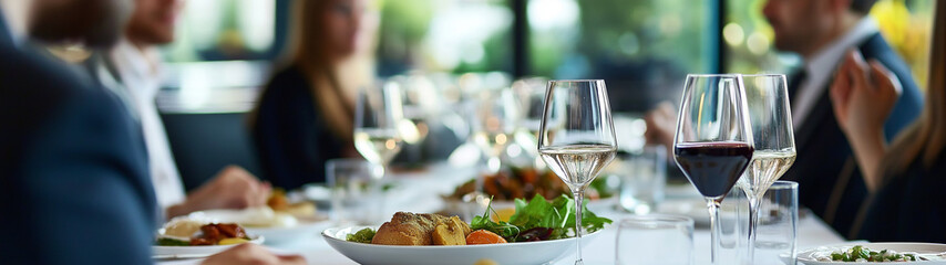 Gruppenbesprechung bei Mittagessen in modernem Restaurant mit Pflanzen

