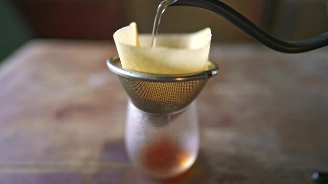 ハンドドリップでコーヒーを抽出する