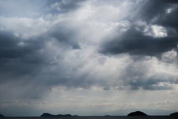 海　風景　空　曇天　エンジェルラダー　天使の梯子