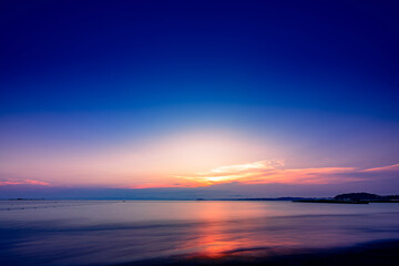長時間露光で捉えた幻想的な湘南の海岸　美しい夕景
