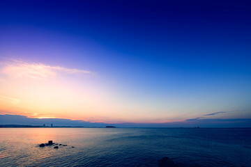 長時間露光で捉えた横須賀の穏やかな海と夕焼け
